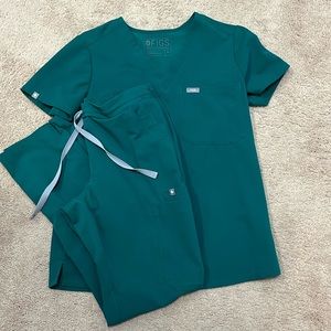 Figs women’s Catarina one pocket scrub top and Yola skinny scrub pants.